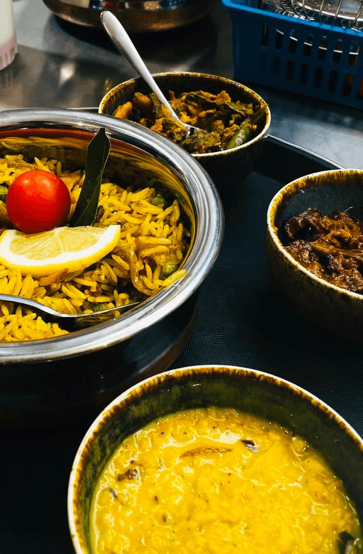 Biryani-Reis mit Zitrone, dazu Dal und Gemüsebeilagen